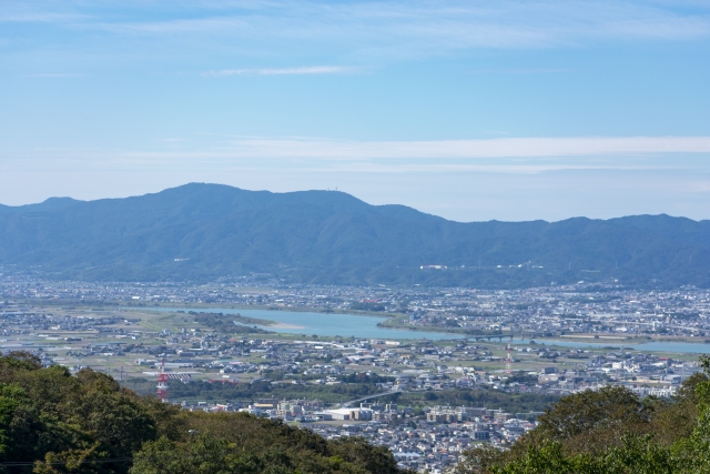AIが予測する実勢価格の地価ランキング【徳島県】3位藍住町、2位北島町、1位はどこ？ 10年後の価格も予想