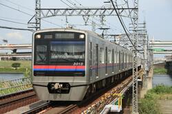 東中山駅、船橋競馬場駅を走る京成電鉄(出典:PIXTA)
