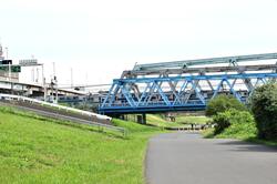小菅駅近くの荒川橋梁(出典:PIXTA)