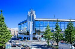 外苑側から見た信濃町駅の風景(出典:PIXTA)