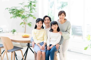 住宅ローンの借り換えを検討している家族