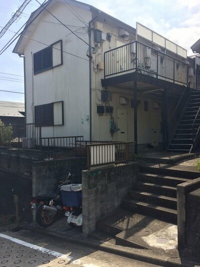 築古アパート購入後、DIYでの外壁塗装を決意(塗装前の状態)。