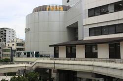 大宮駅を出発するニューシャトル2020系(出典:PIXTA)