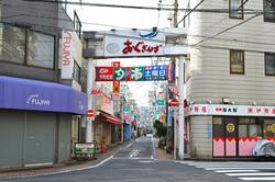 荒川区東尾久にある尾久銀座(おぐぎんざ)の商店街(出典:PIXTA)