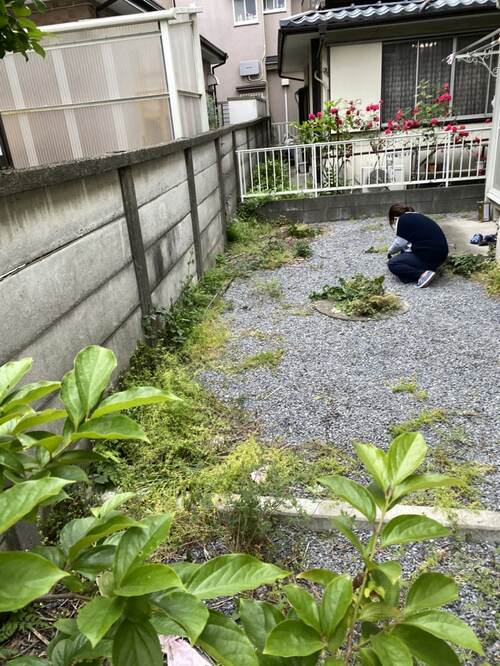サラリーマン時代から時間を見つけては夫婦で物件の草むしりなども行なっている。築古も多いのでこまめな手入れは肝要