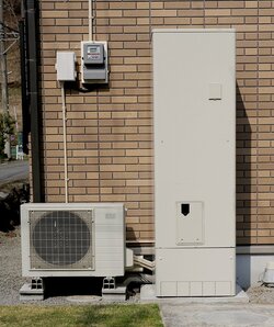 ヒートポンプ技術で機能的かつ経済的にお湯を沸かす「エコキュート」(出典:Pixta)