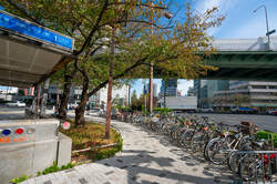 国際センター駅入口(出典:PIXTA)