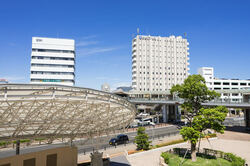 刈谷駅を駅前広場「みなくる広場」から望む(出典:PIXTA)