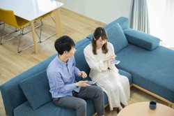 住宅ローンを選ぶ夫婦