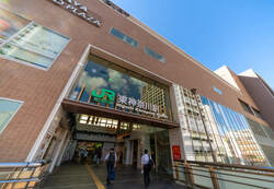 商業施設でにぎわう、東神奈川駅