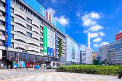 池袋駅東口前 西武池袋本店(出典:PIXTA)